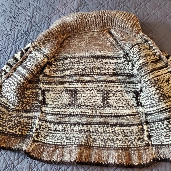 Authentic hand made Cowichan - Picture 2 of 3